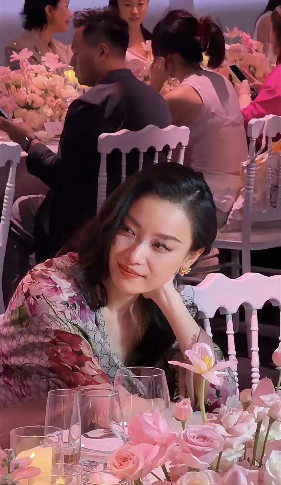 倪妮、张凌赫和张婧仪亮相兰蔻晚宴，倪妮美得大气优雅，张婧怡骨相超绝，张凌赫贵公子