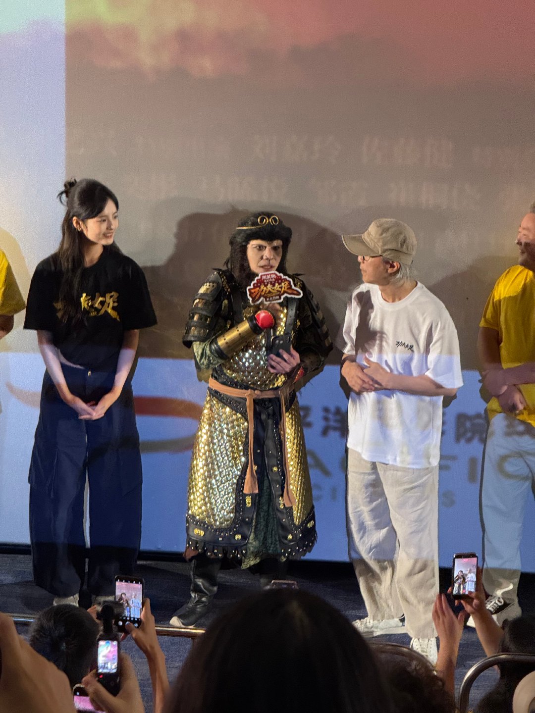 周星驰至尊宝同框周星驰至尊宝合影 成都路演现场，星爷与“至尊宝”惊喜同框！粉丝穿