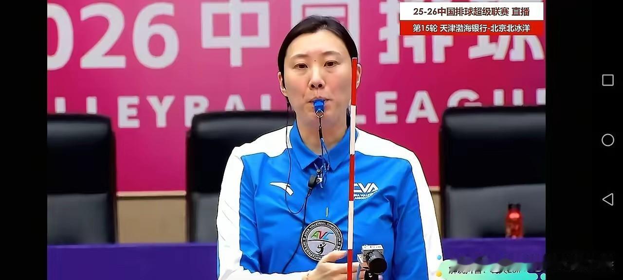 这个教练 给了北京女排主教练匡琦 一个红牌

在2月25日，天津女排主场，天津女