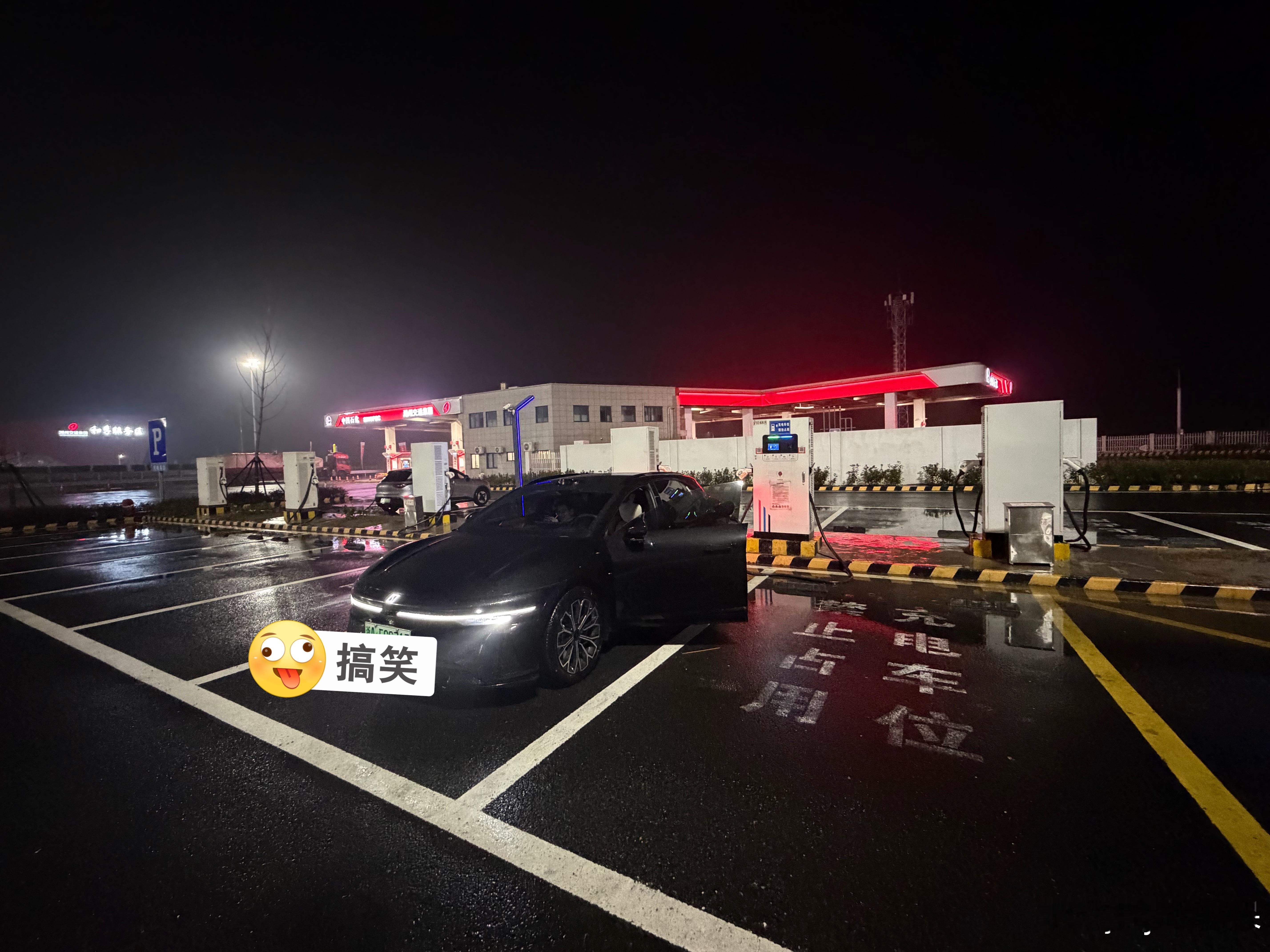 三小时极限湖州来回，护航成功🏅湖州回杭州，进了俩服务区都没有新势力的充电桩，只