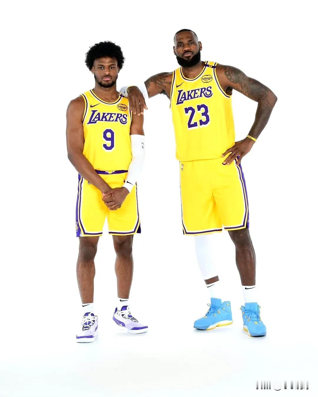 明天NBA比赛最大看点就是詹姆斯父子同台。

据Shams透露：湖人计划让詹姆斯