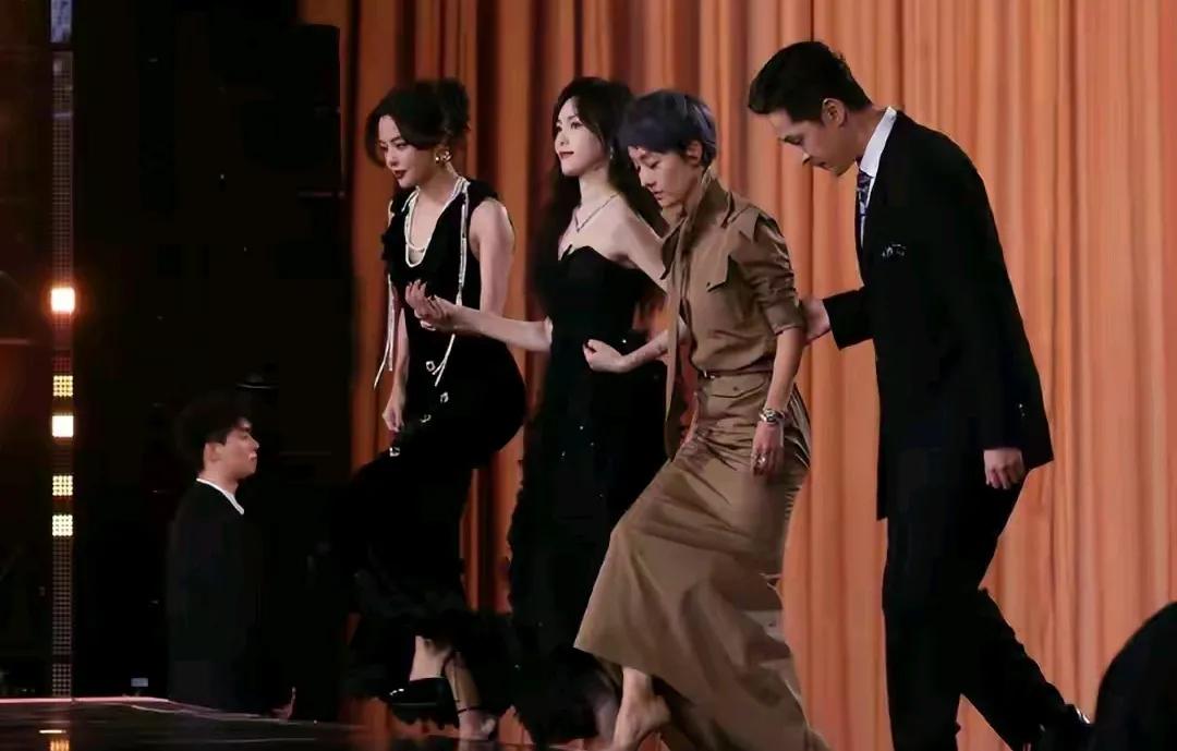 在电视剧盛典红毯上
出演繁花的四位主角同框亮相
宝总，玲子，汪小姐，李李
这一张