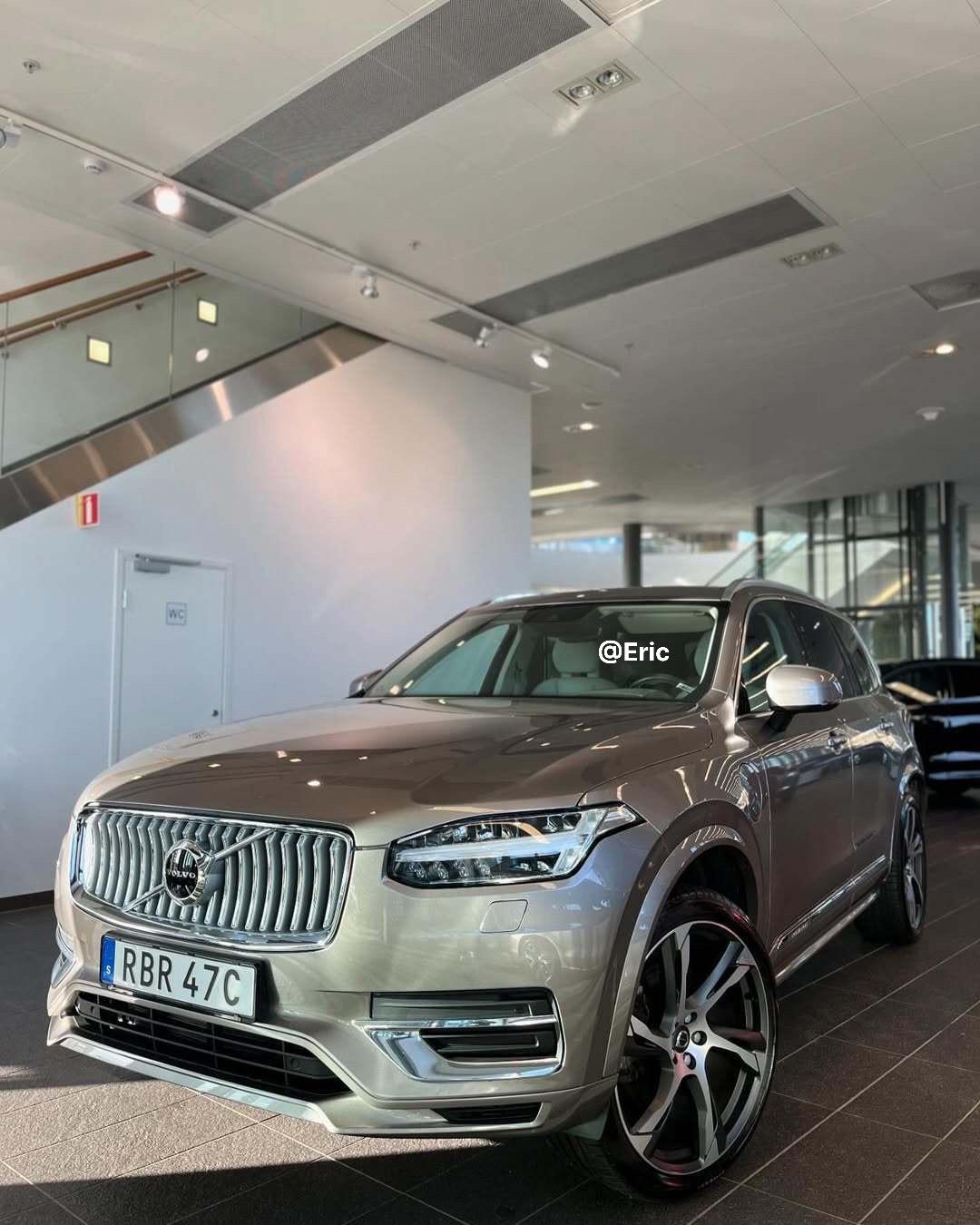 沃尔沃2022款XC90 T8 豪华版。标配米色内饰，22寸轮毂
