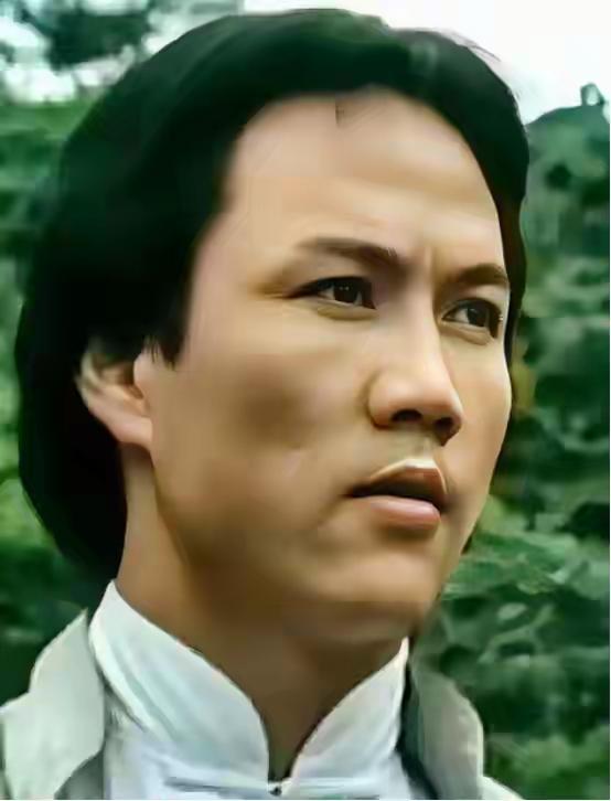 77岁霍元甲，拒见梁小龙，梁小龙直播里叹气，说两年前飞洛杉矶，带了两瓶茅台，站在