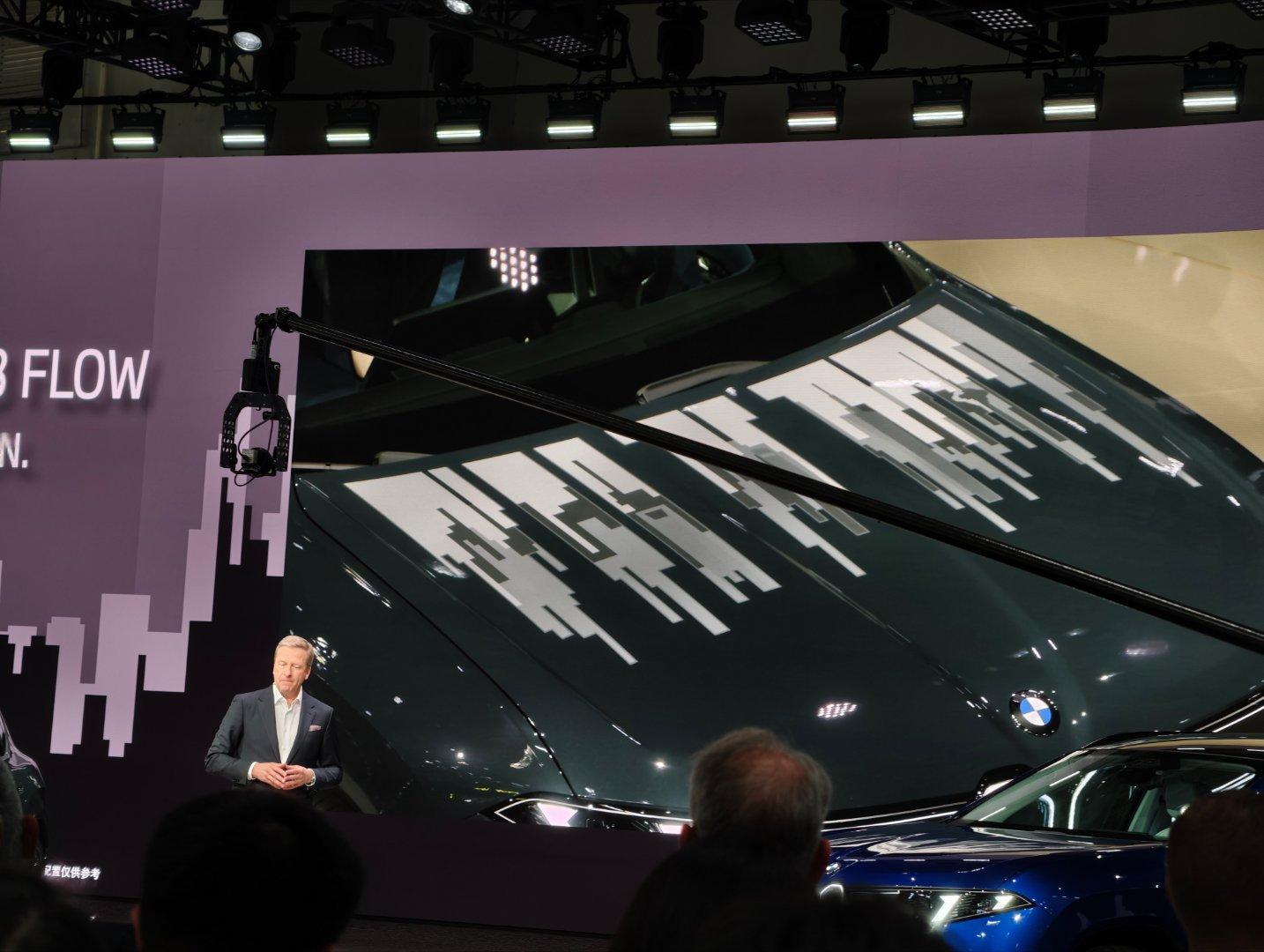 宝马这个iX3 Flow版有点意思，部分车漆可变颜色，形状来源于中国的建筑设计 