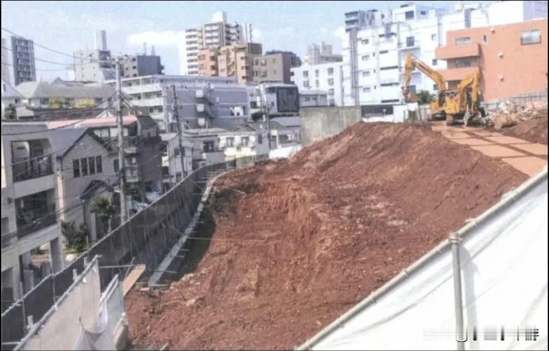 日本东京涩谷公寓工地违规堆土存滑坡风险，警视厅受理居民举报，涉嫌违反填土管制法展