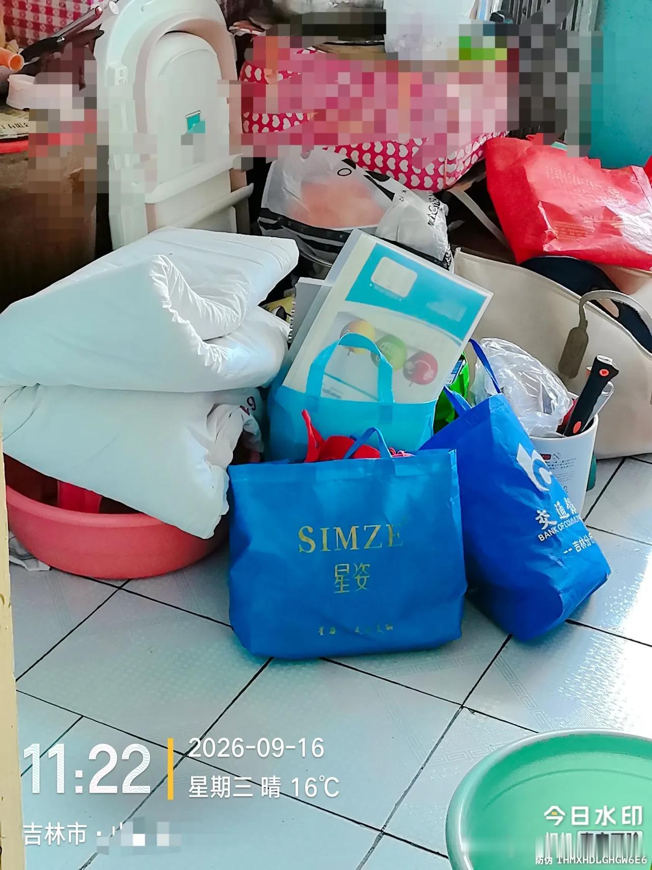 日常生活什么也不扔，什么都留着，总以为能用得着，我身边的让我遇到了
      