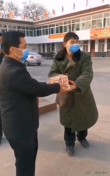 别再抱怨遇到的糟心事，每一次吃亏都是成长的必修课。
 
这段经历让我学会谈钱不伤