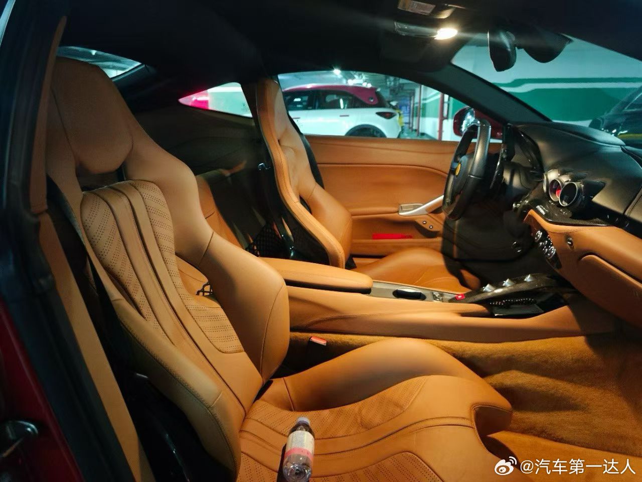 法拉利F12 Berlinetta V12，原厂赛椅，刚做完大保养！高定版配色 