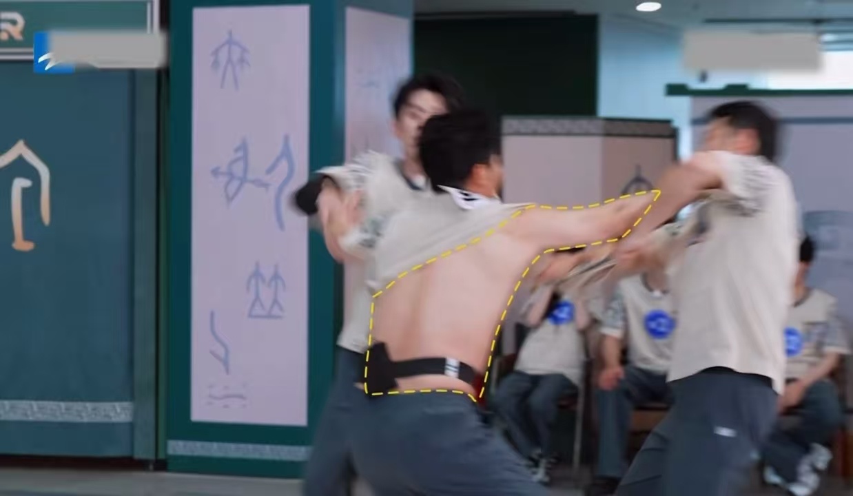 范丞丞手动给李晨打码 谁被这段名场面戳中笑点，范丞丞临场整活，用手代替马赛克帮李
