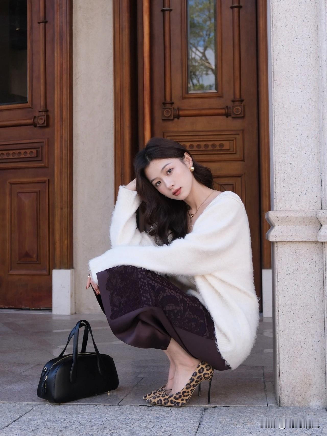 说实话，我以前一直觉得豹纹挺难搭的，穿不好容易显得俗气或者太夸张。但最近给模特拍