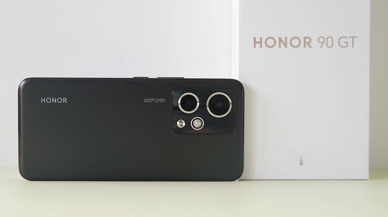 荣耀90GT很受游戏爱好者欢迎，喜欢玩游戏的朋友赶紧下手吧！ ​​​