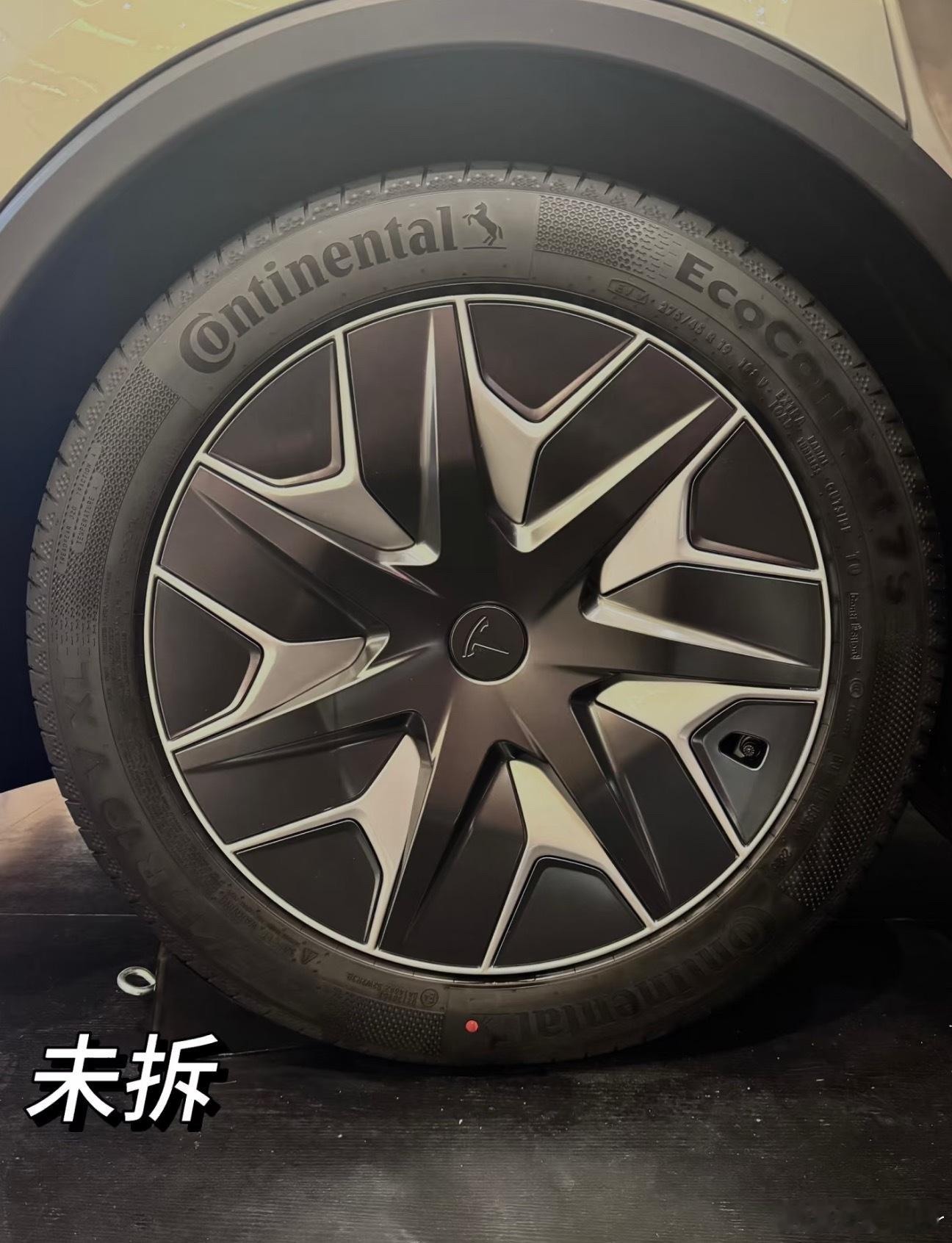 买一台特斯拉model yl 原来可以获得三个轮毂[允悲]涨知识了... ​​​
