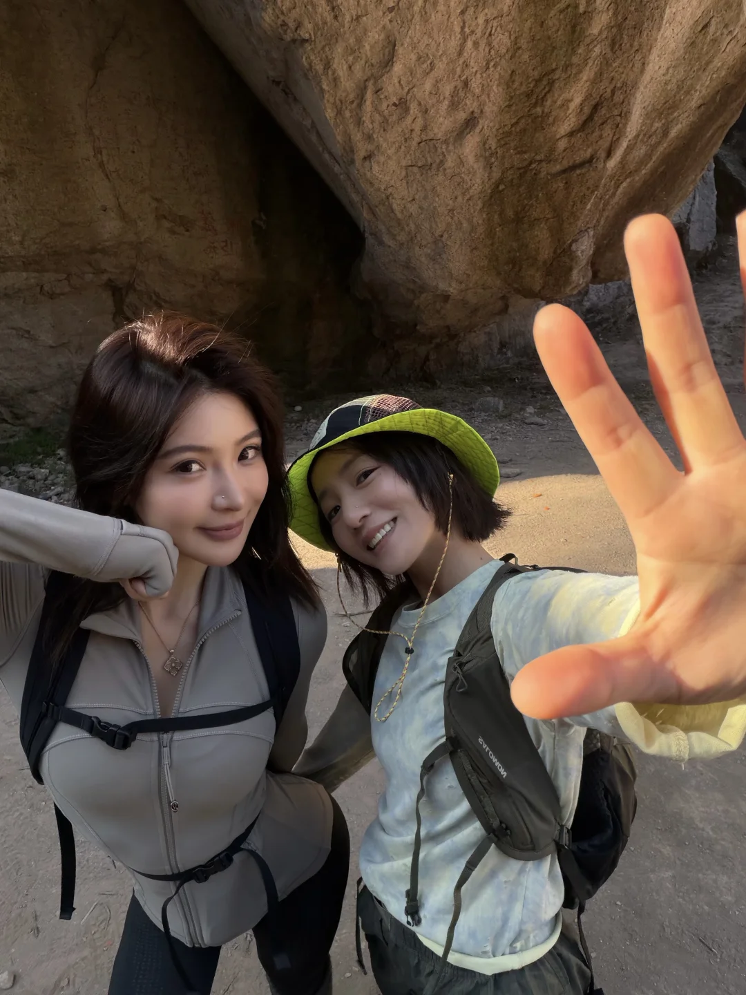 你说好久不见，一见面就爬山～