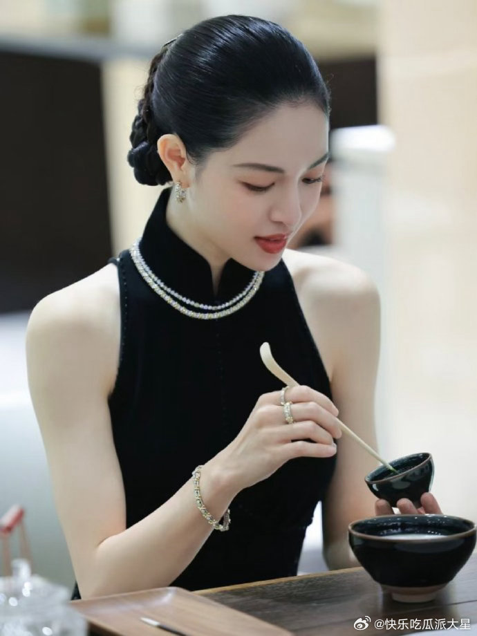 钟楚曦自己化妆全脸就这么点粉底 全脸粉底薄到看不见，自己动手画出清透妆效，省钱省