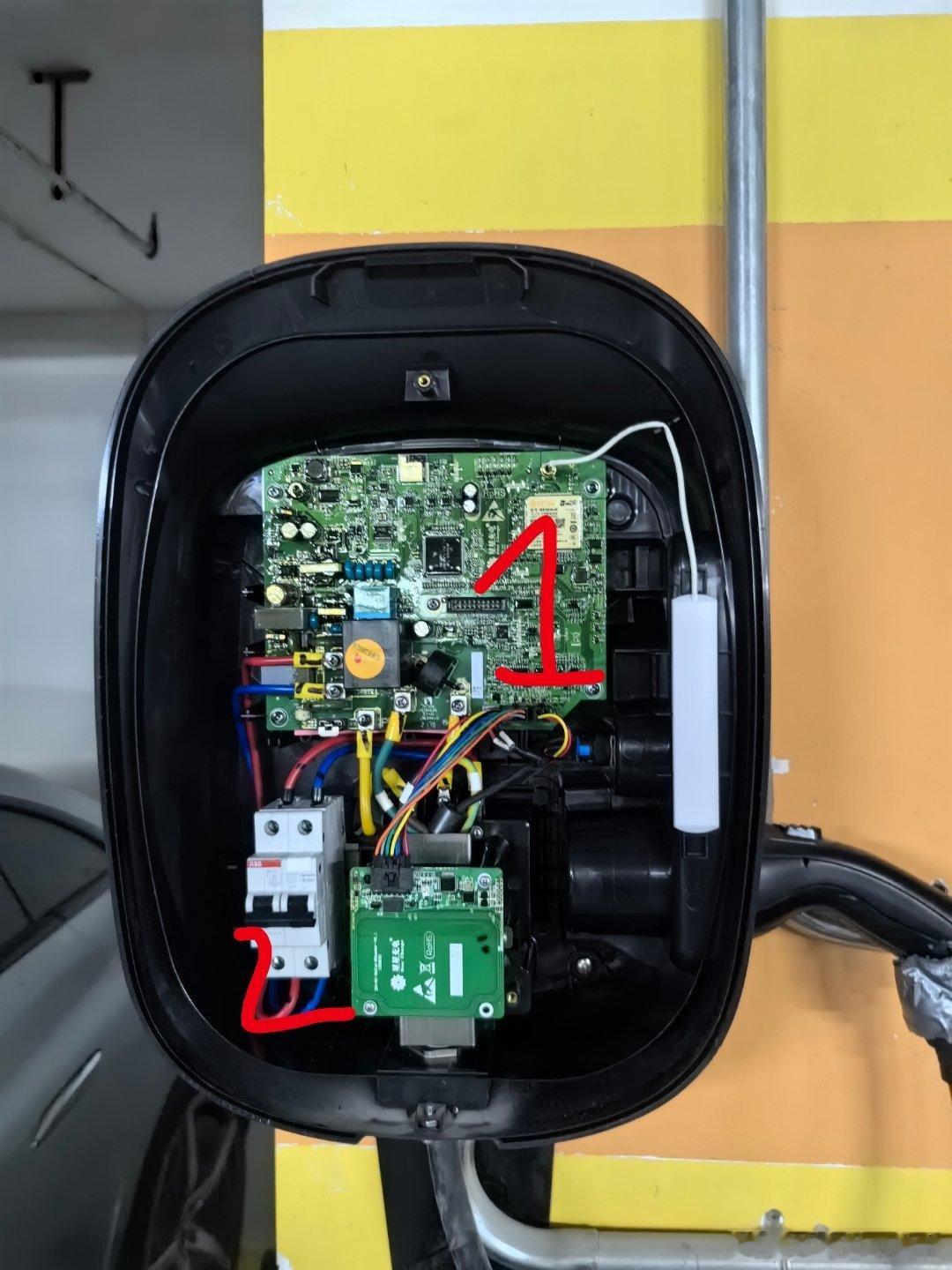 家里的7kw交流慢充桩3年多时间里第二次坏了。第一次是主板坏了，这两天是闸烧了。