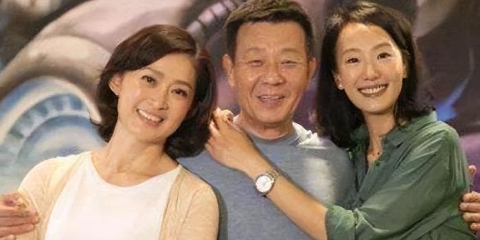 “两个老婆太累了，大家不要学我。”1996年，寇世勋将健美小姐许黎丹带回家，对妻