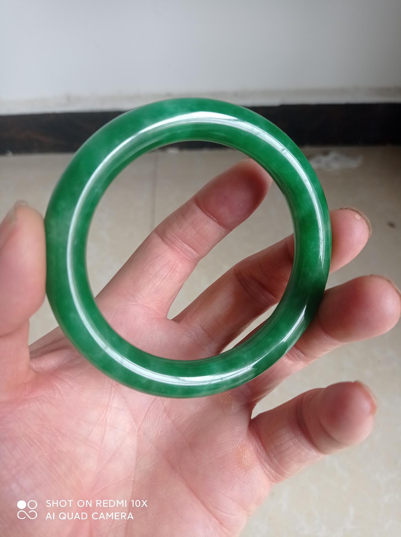 正阳绿和帝王绿翡翠手镯，那可都是翡翠界的顶流。正阳绿颜色鲜艳明亮，就像春日里生机