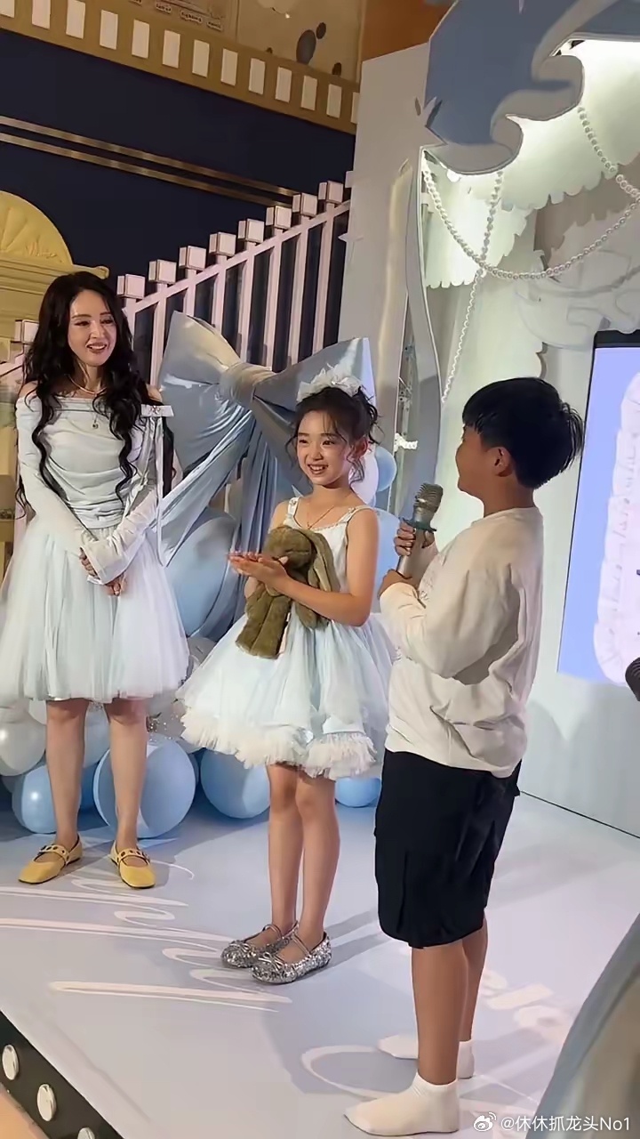 妈妈今天没来，因为去外地演出了，你代表妈妈出来了，那我就代表我和我妈都祝小酒窝生