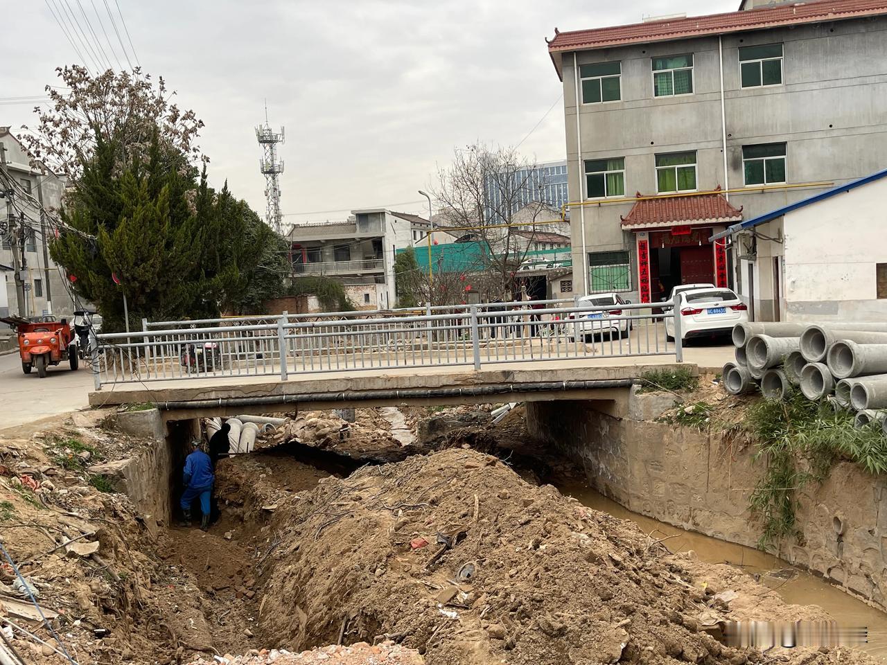 瓦峪河河道峪泉村段开始全面清理整治了。
        今天下午三点多，我们骑自