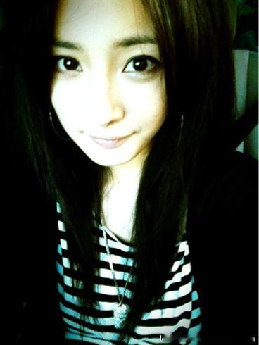 杨幂[超话] 从2010年开始到2025年，这几年小幂的中秋节自拍～🤳是萌妹子