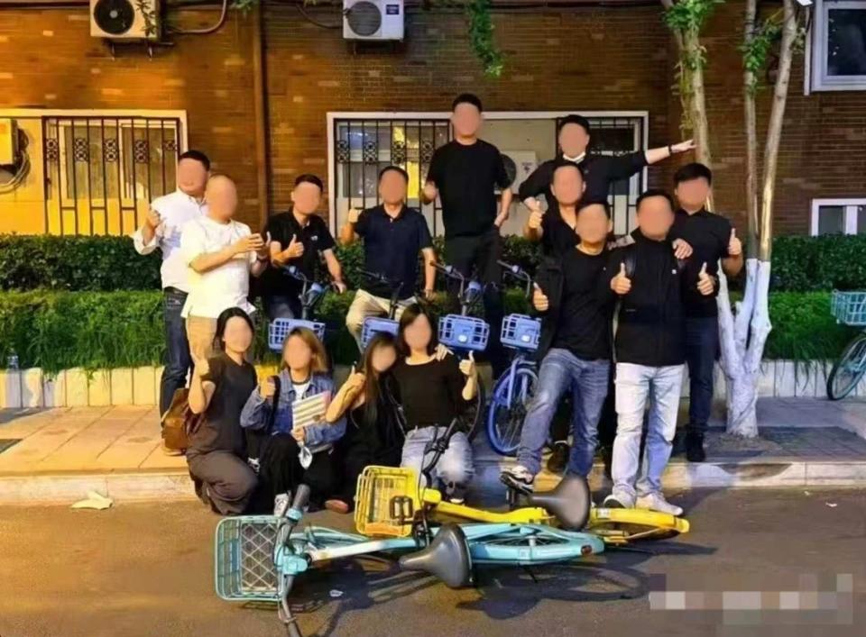 一张照片，把共享单车那点“暗战”全摆台面上了。

近日，一张哈啰员工的聚会合照在