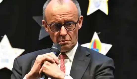 作为本该抱团的盟友，俩人没半点客气，特朗普骂得又凶又直接，说默茨脑子不清醒，居然