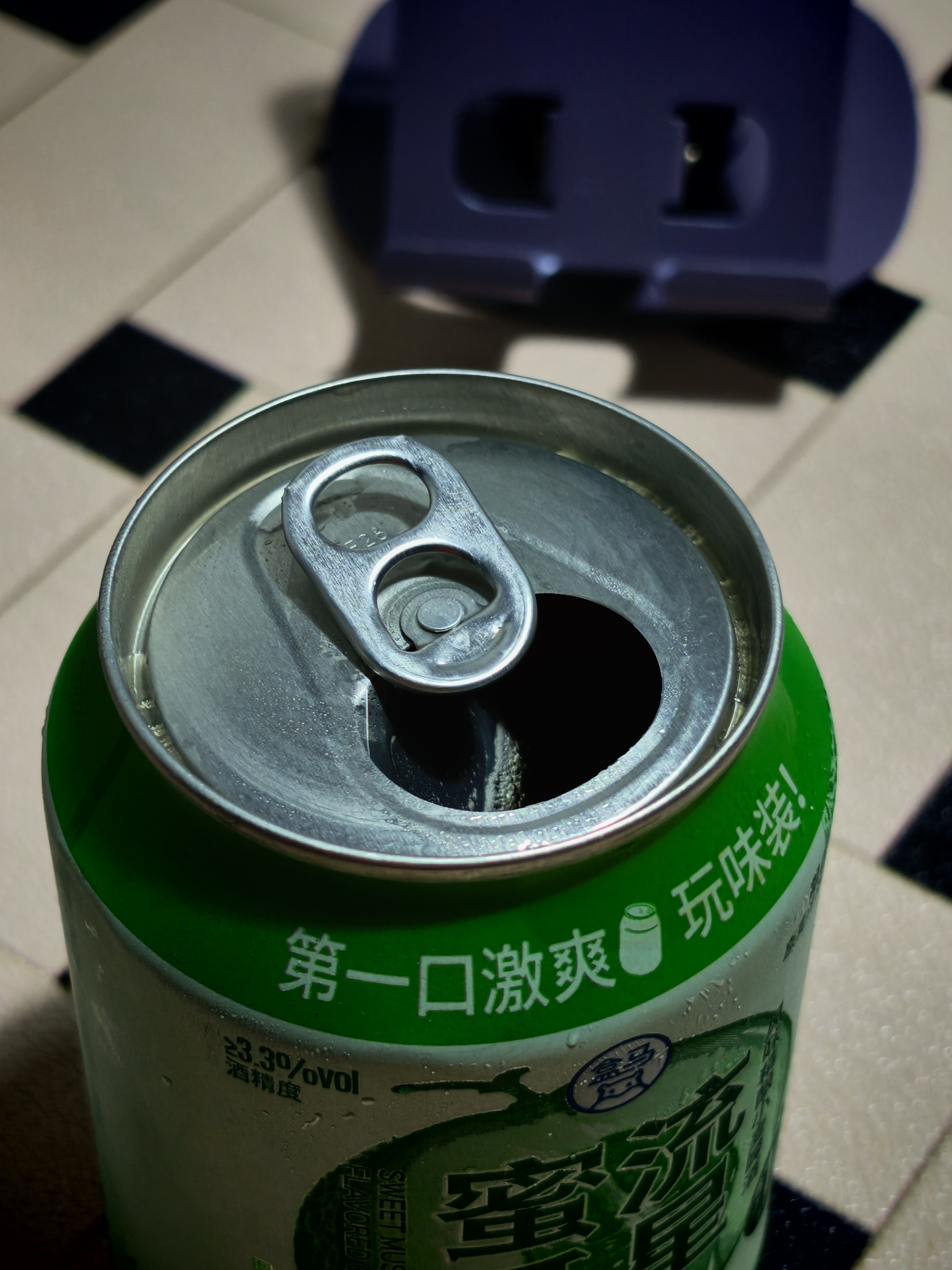 你们喝这种易拉罐的饮料，会擦盖子么。或者用吸管？