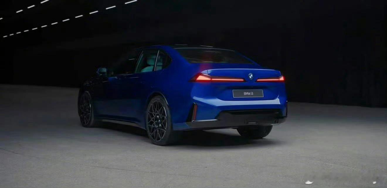 聊一个非常主观的感受，像宝马i3这种车型，后续开到路上，它的辨识度绝对杠杠的。之