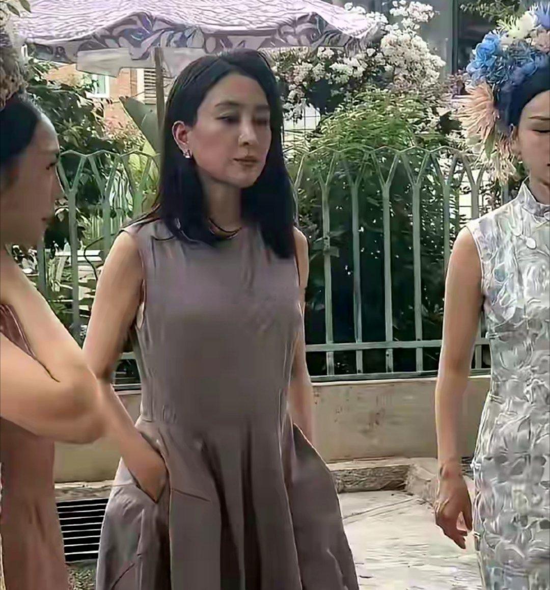 长得比明星本人好看，千万不要跟她合影。 