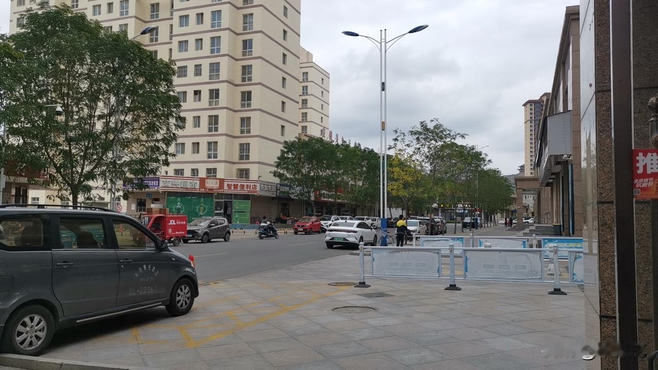 今年国庆节有没有人和我一样，哪儿也没有去？
从前天下午开始就下雨，前天在学校里忙