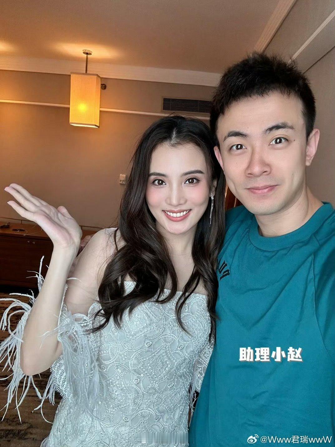 哪里请的助理？小伙一看就是劳模。 ​​​