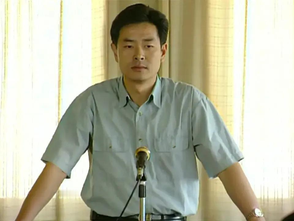 1995年播出的电视连续剧《英雄无悔》讲述了濮存晰扮演的警校高材生高天毕业分配后