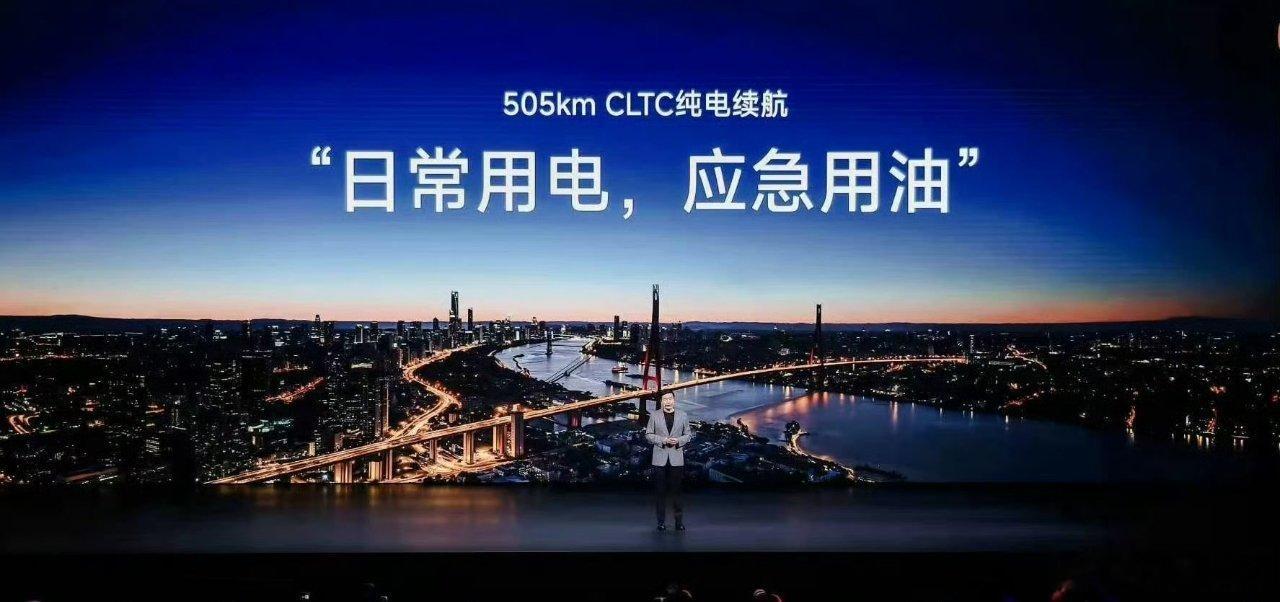 很多人期待小米自研增程器，结果用的是东安动力的1.5T四缸机。争议不小，但细想这
