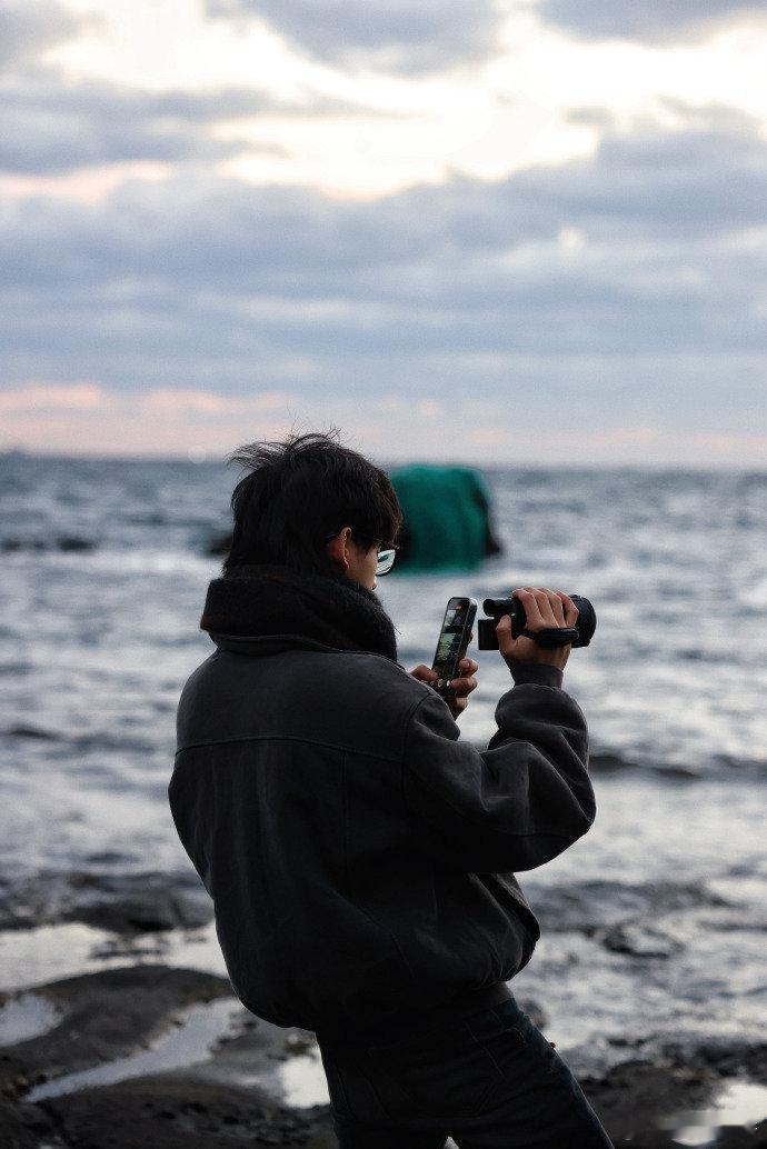 起猛了看到姚琛用腿拍照姚琛新歌右肩的约定花絮里，他随便一个pose都把长腿优势拉