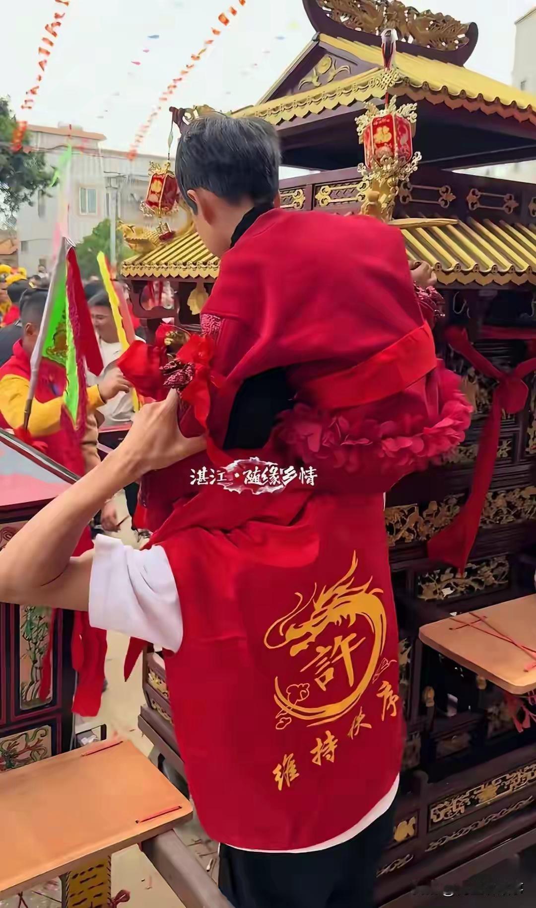莫让资本亵渎信仰，别让民俗沦为闹剧
 
湛江东海岛拾石村妈祖游神风波，以一场荒诞