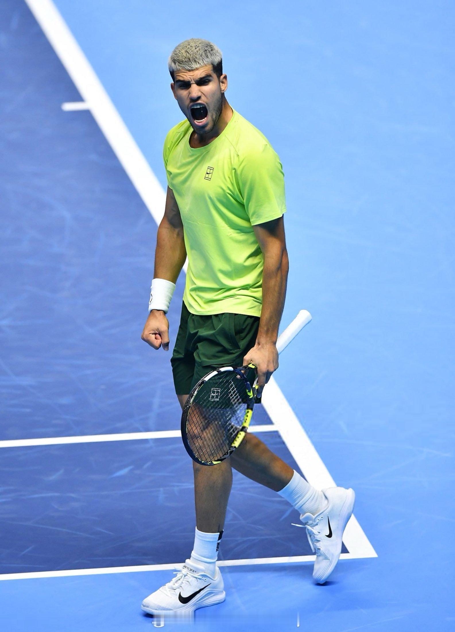 恭喜🎉阿尔卡拉斯三战全胜小组第一🔥 吉米·康纳斯组，阿尔卡拉斯以6-4 6-