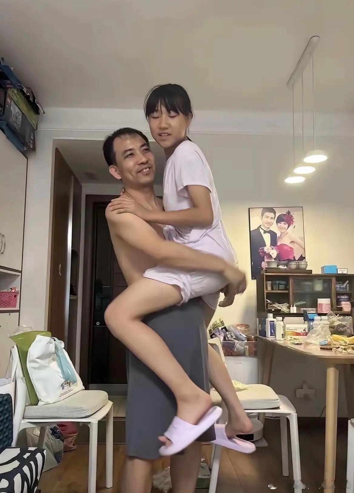 女儿进入青春期，父女相处一定要守住边界感看着这两张照片心里五味杂陈，女儿已经步入
