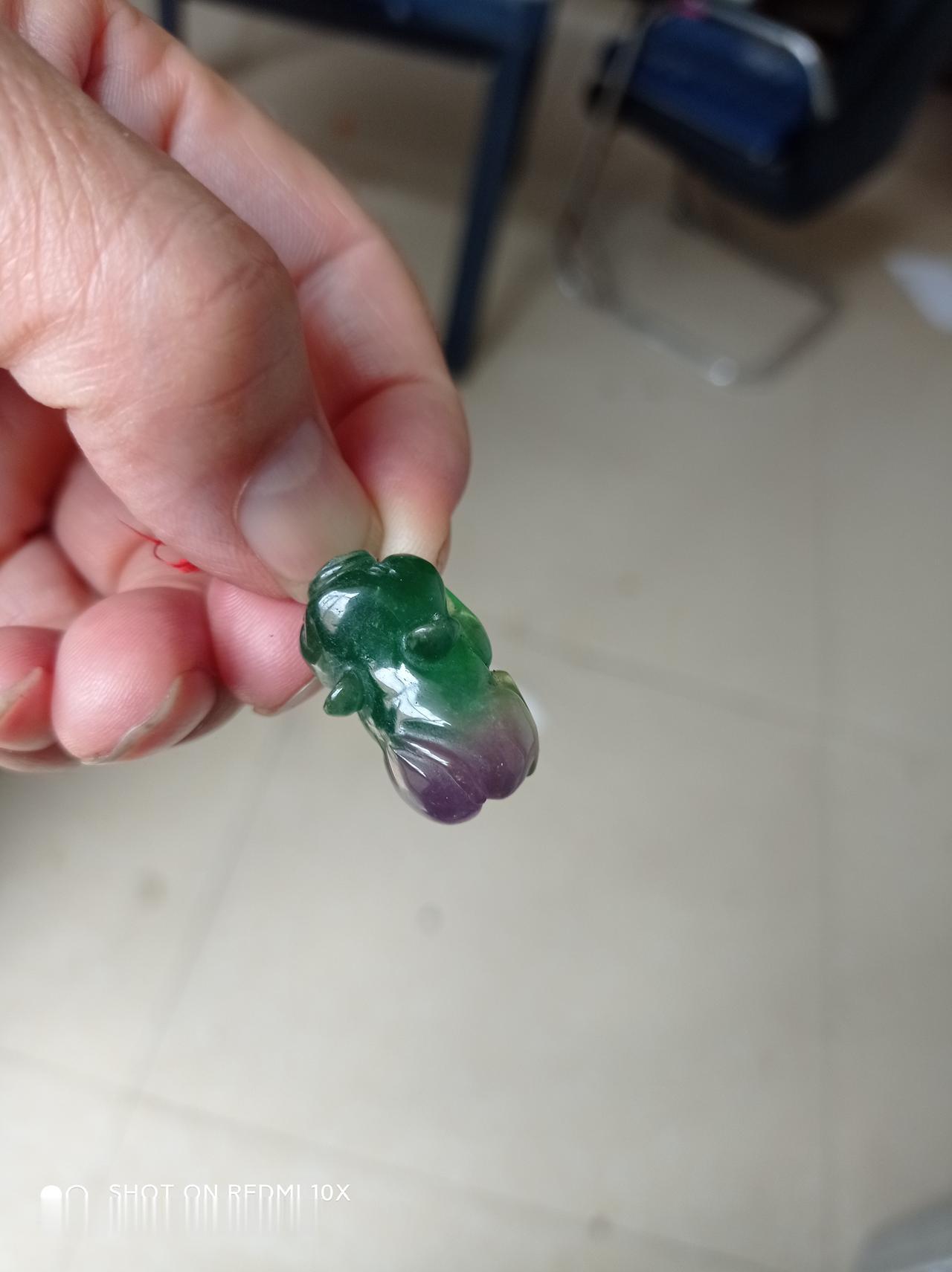 迷你帝王绿，春带翠色美
迷你冰种帝王绿俏紫吊坠，那简直是珠宝界的小惊喜！
帝王绿