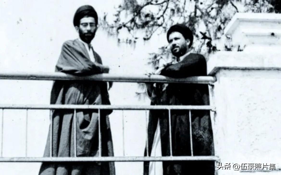 哈梅内伊早期反对巴列维国王政权时期，与导师鲁霍拉·霍梅尼（Ruhollah Kh