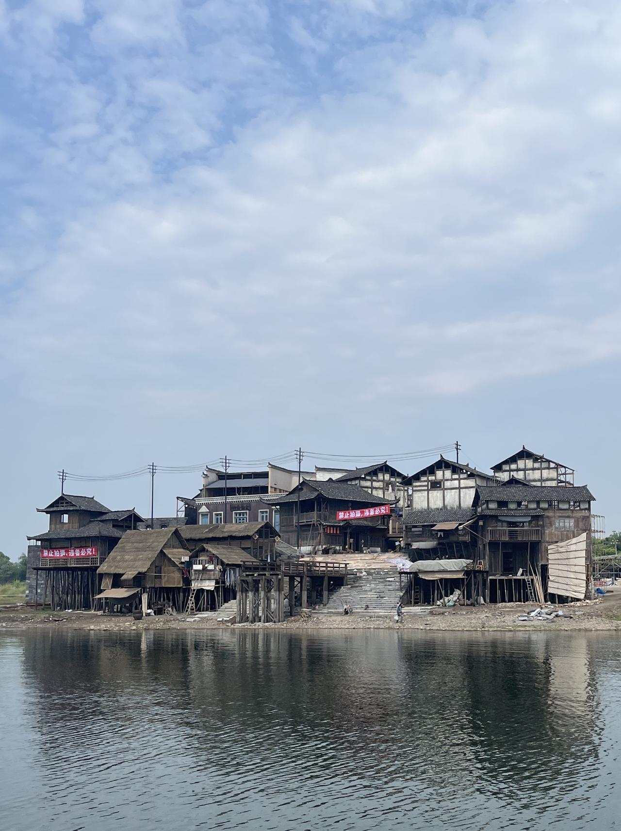 目前此取景地已拆除，大家能看出来是电影里的哪个地方吗？(后续有更精彩的彩蛋，点关