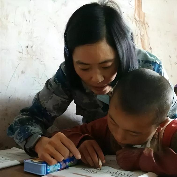 一个手握大校军衔、拿着高级工程师职称的退役空军女军官，刚在重庆渝北区拿到安置房的