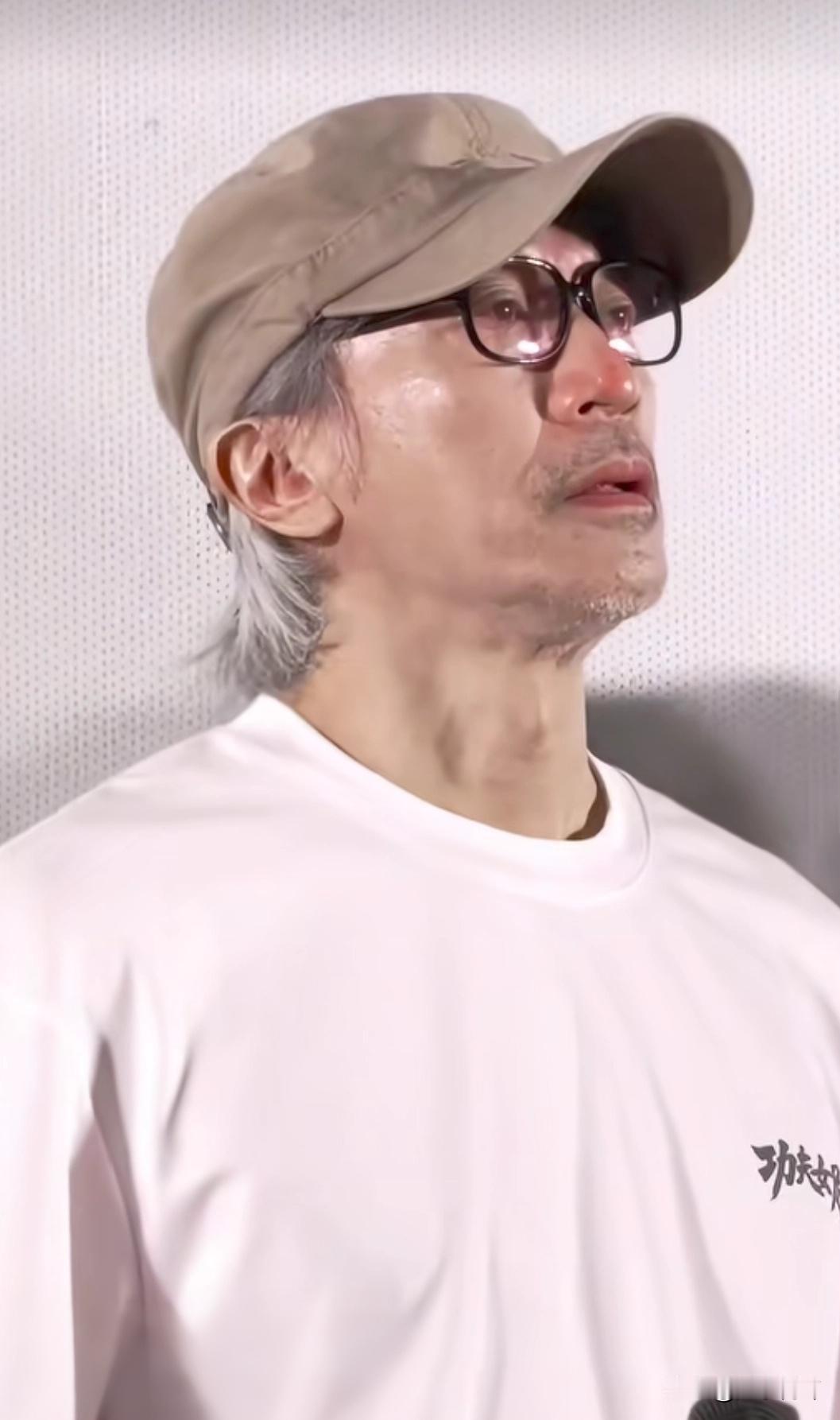 不得不承认，周星驰路演含泪的一幕，给票房上分了。

男人的眼泪，特别能戳人。
