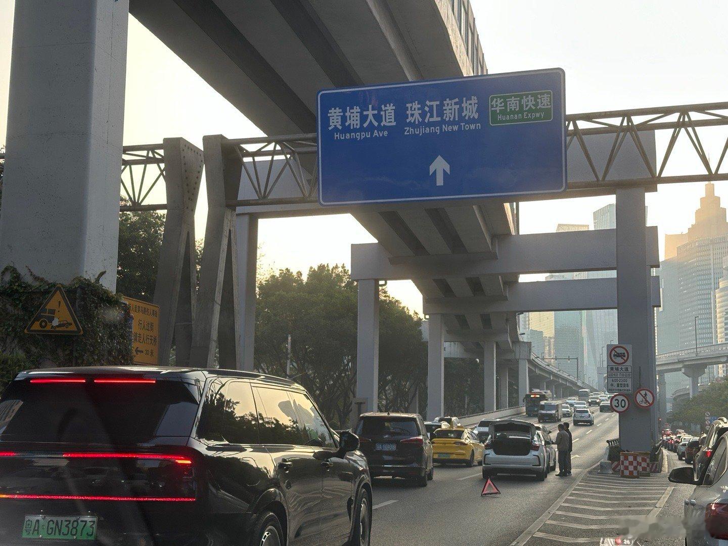 东风路往黄埔大道损失了一条车道去珠江新城上班的朋友们走中山一吧 