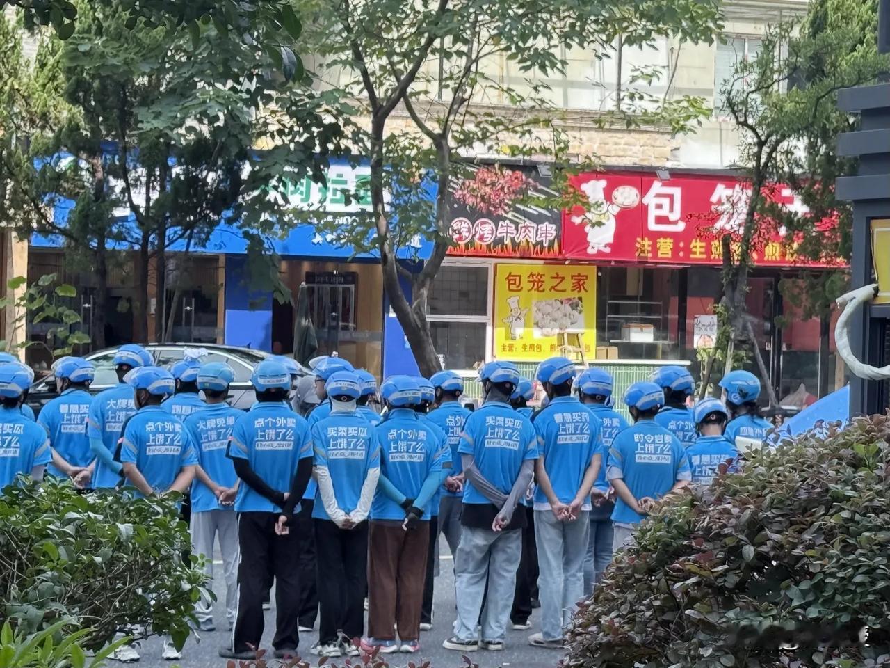 昨天北京合生汇的两位骑手透露
他们站点已经有6、7个人
月收入突破3万了[赞]