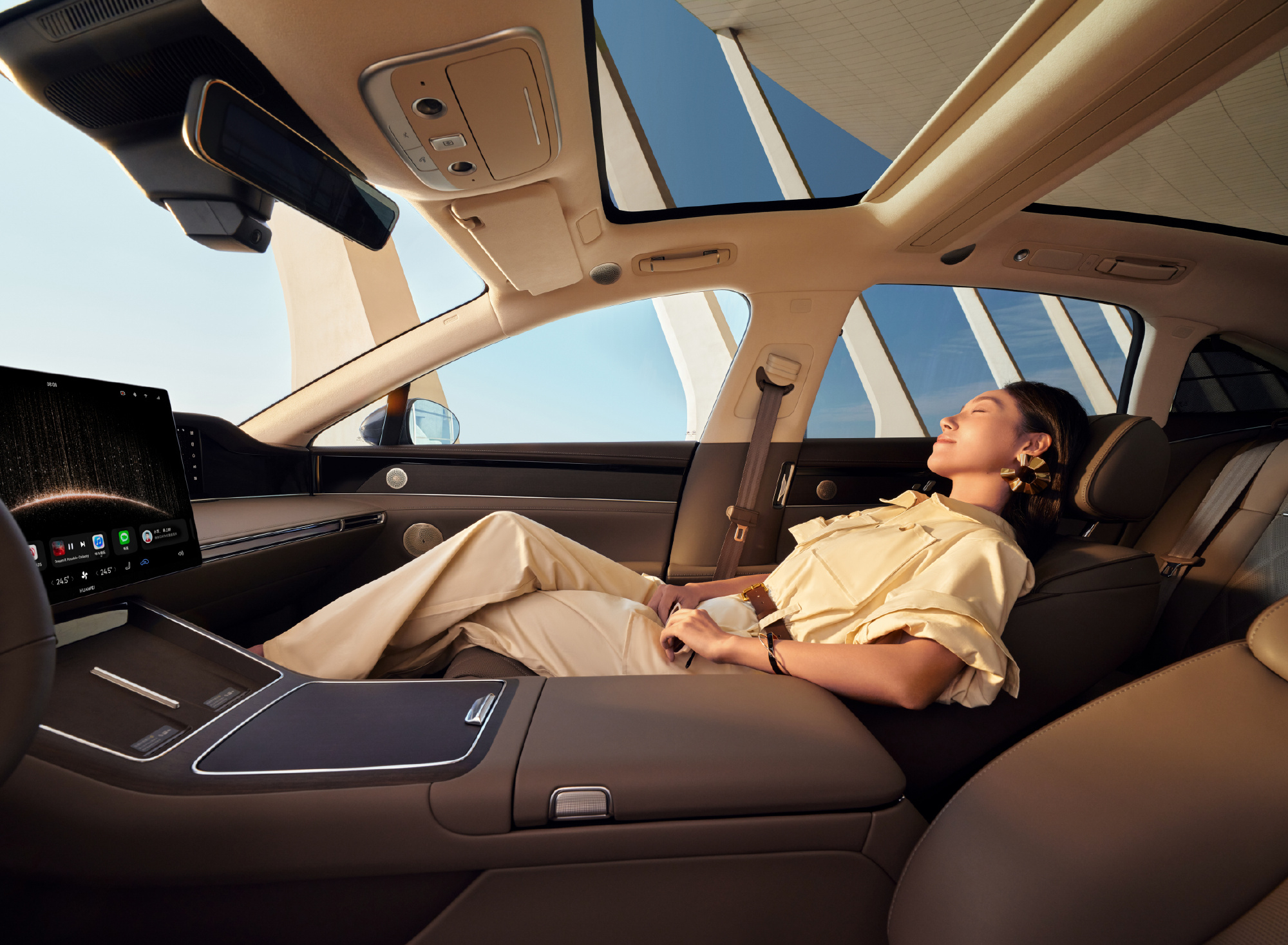 鸿蒙智行把今年的压轴车型给到新款享界 S9，肯定憋着大招的。这台车的预售价是 3