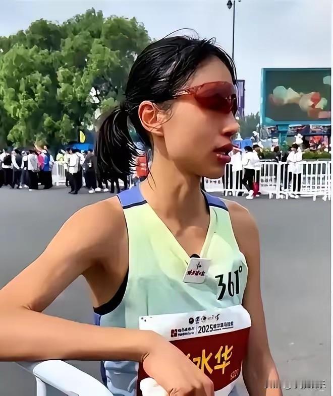 分析来分析去
问题的根源还是在她自己
她要是第一次面对镜头的时候，换一种方式，你