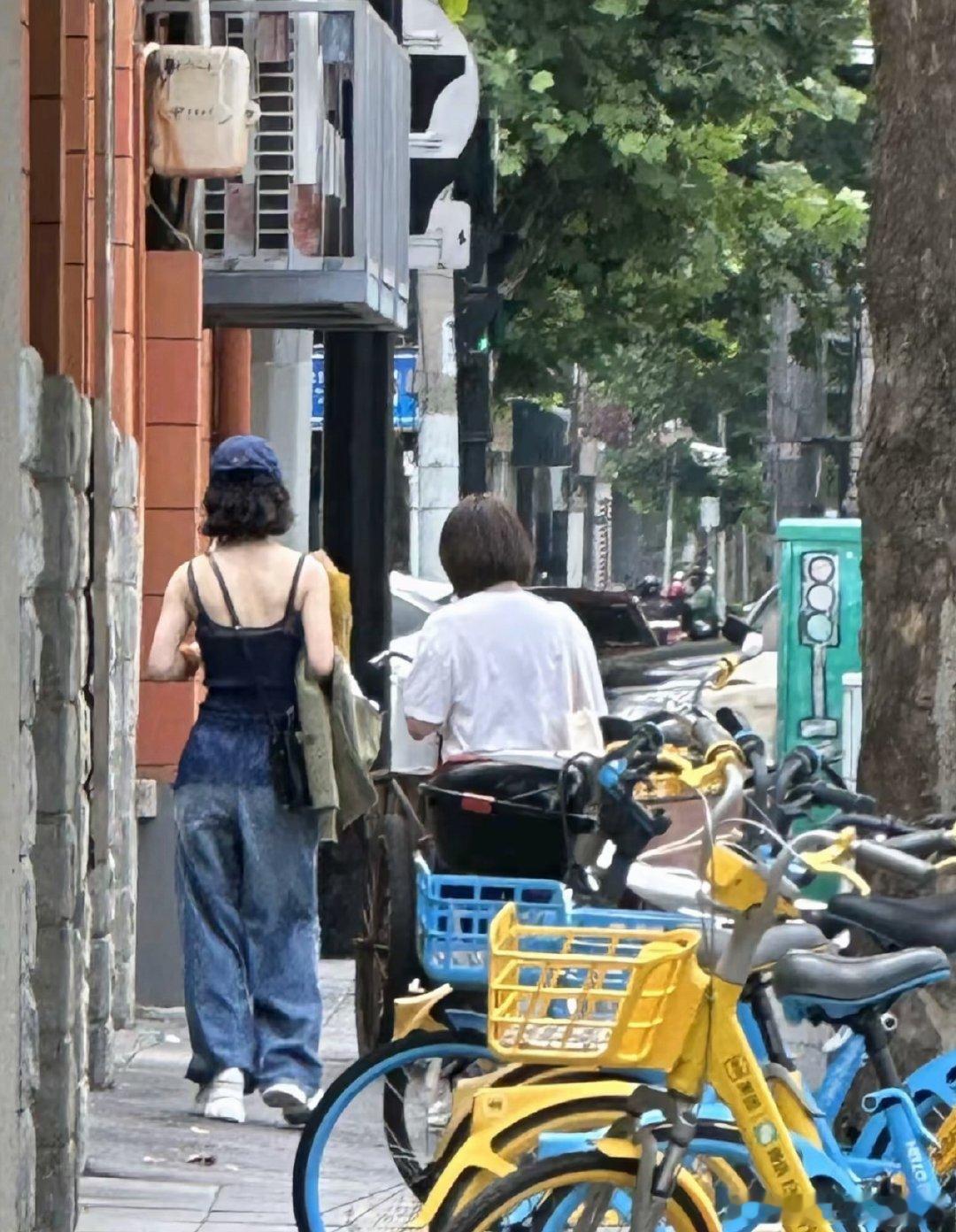 偶遇赵丽颖和好友逛街上海偶遇赵丽颖和好友逛街，颖宝有在好好生活～上海偶遇赵丽颖和