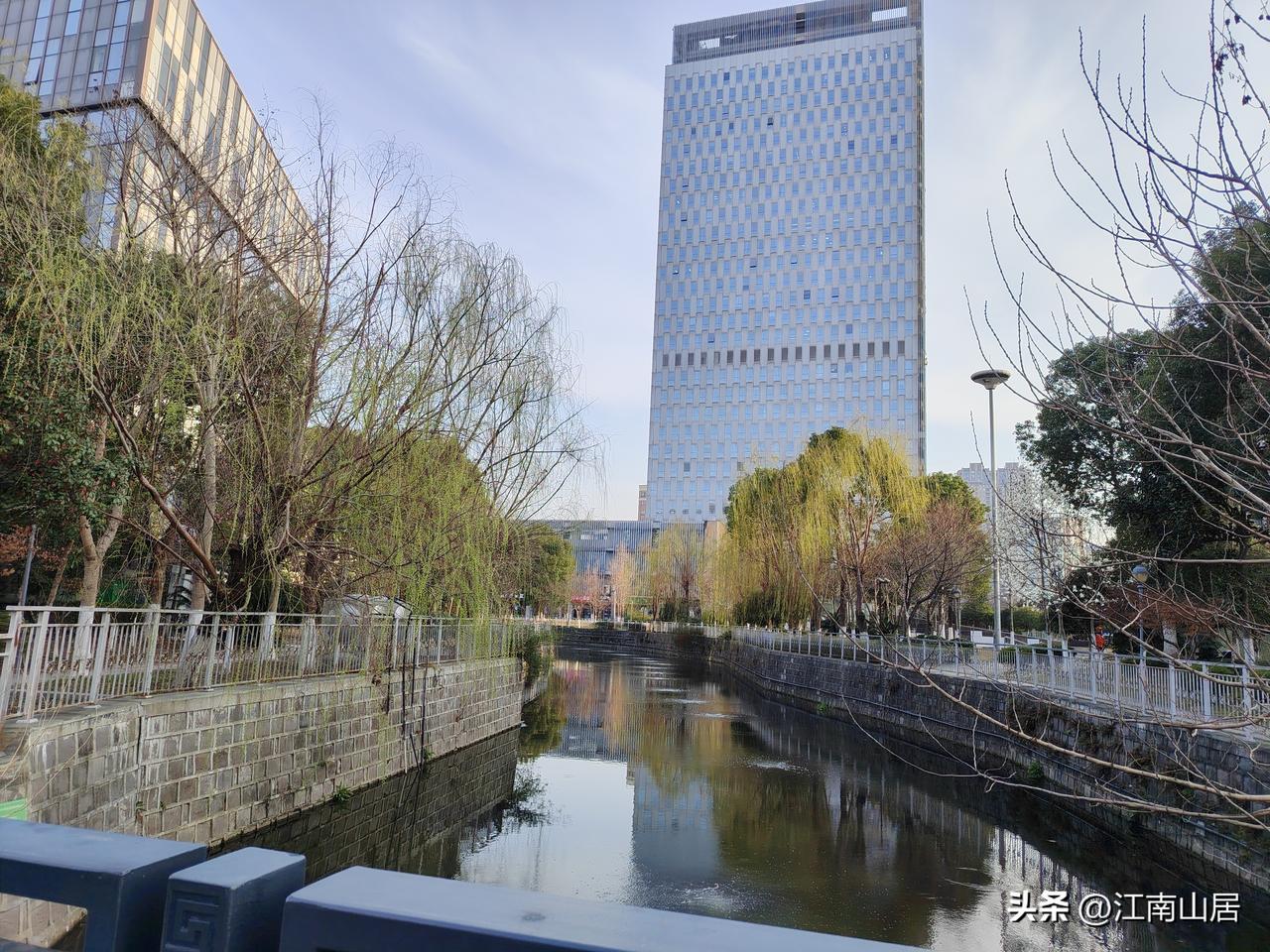 老婆说，他们公司搬入新的商务楼了。办公室装修风格也变了。一时，难以适应。以前，是