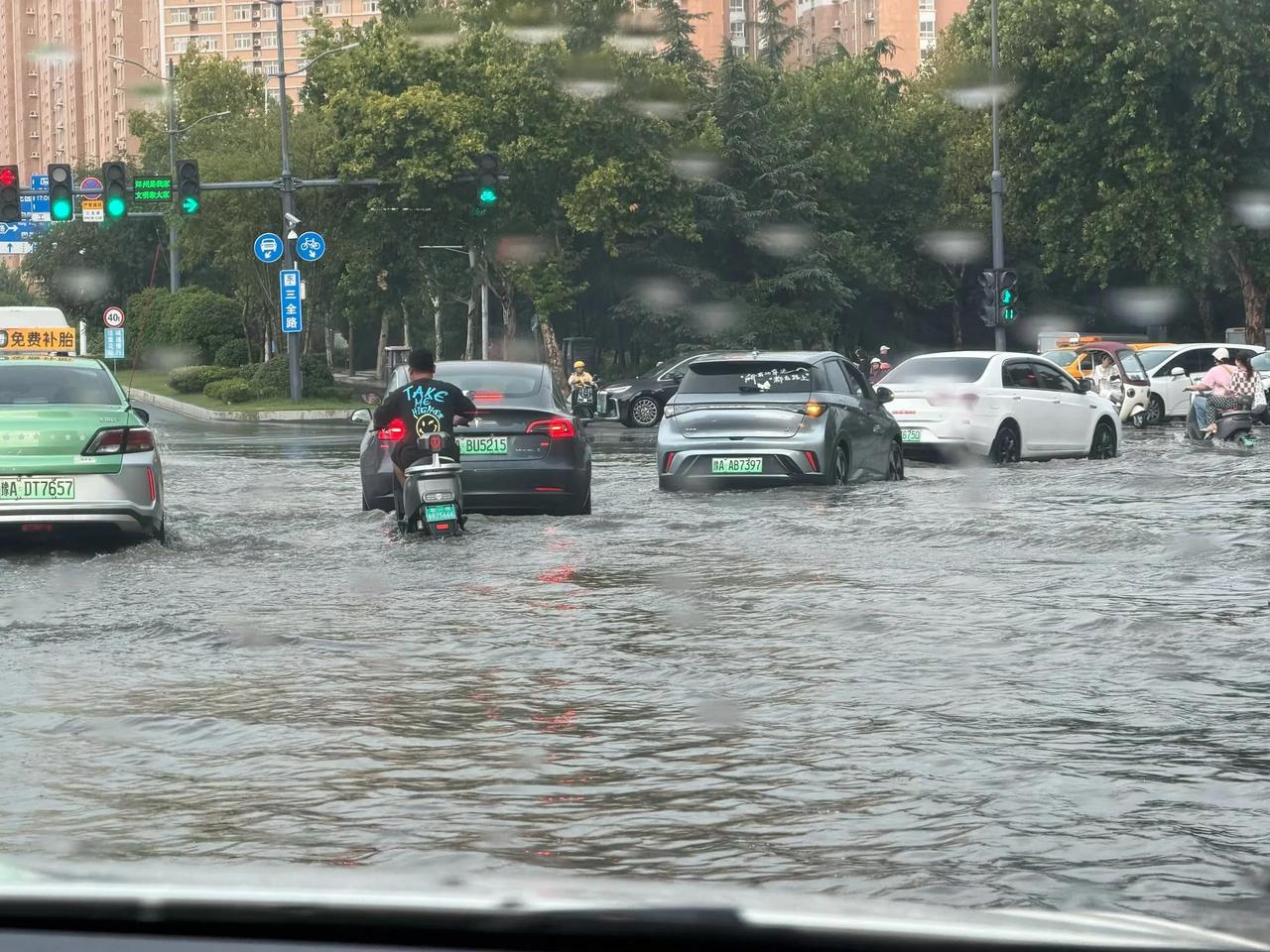 短时下的太大，一会儿就成这了，碰到瞬时强降雨还是要抓紧往高处去躲避。
